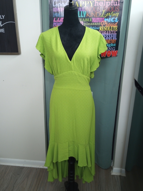 Dresses & Skirts - Attractive Vibrant Green V-neck💚 Dress!.
